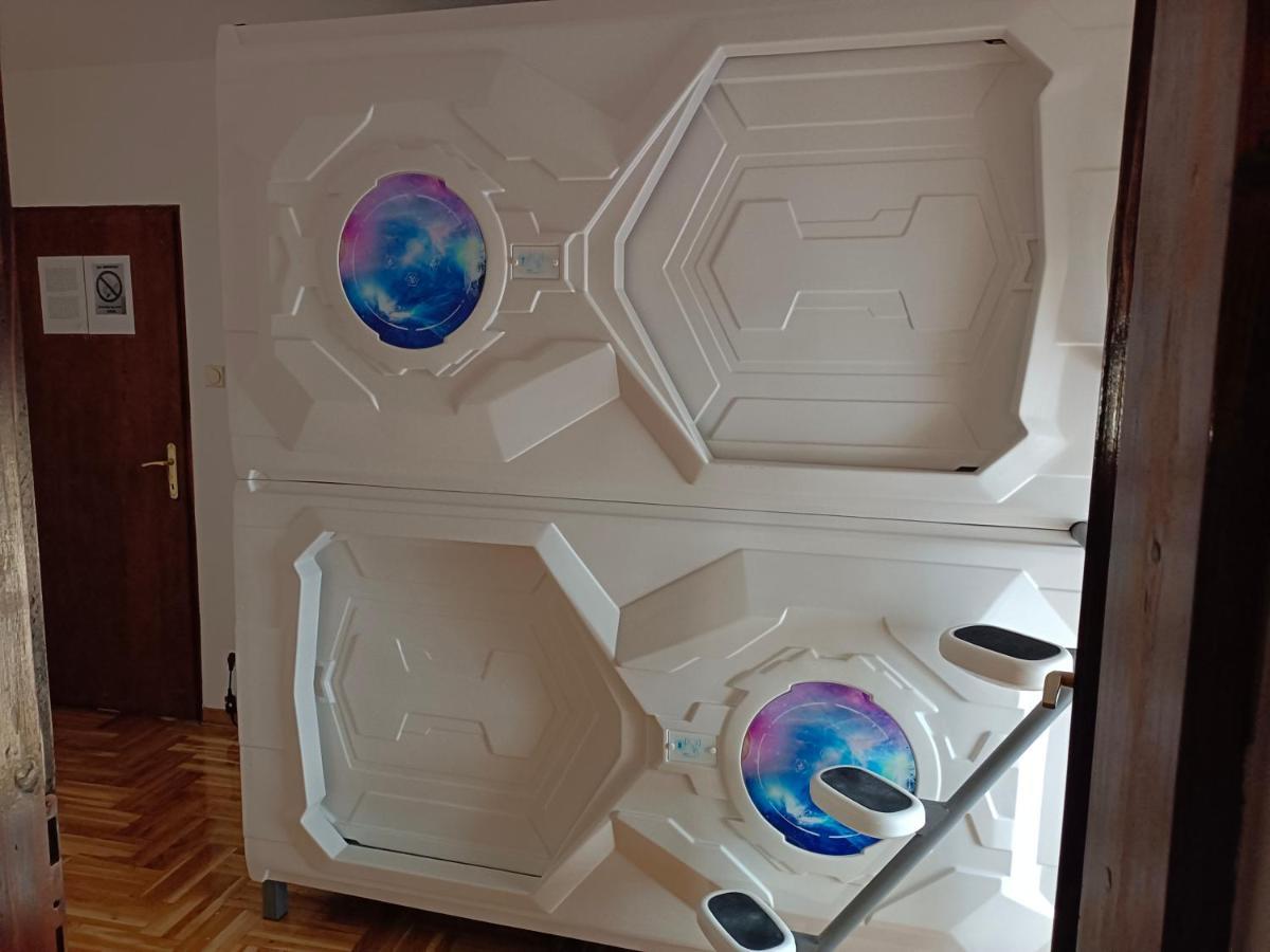 Panda Victor Space Capsule Hostel-Neo Nomad Beograd Eksteriør bilde